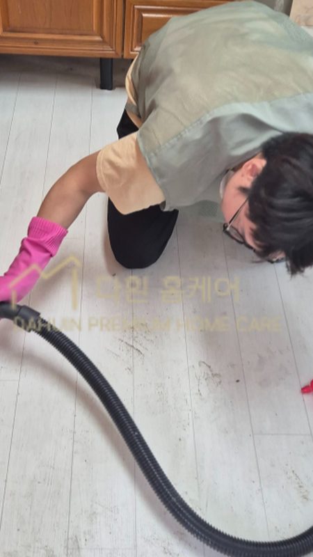 컬비로 바닥 분진을 흡입하는 모습
