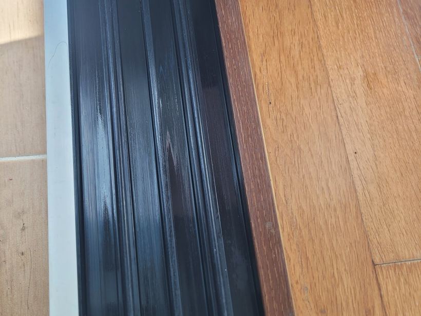 세척을 마쳐 본래 색이 드러난 창틀 레일