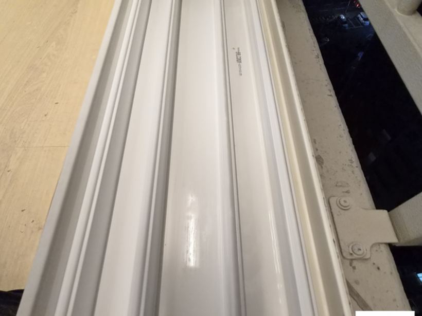 깨끗하게 정리된 창틀